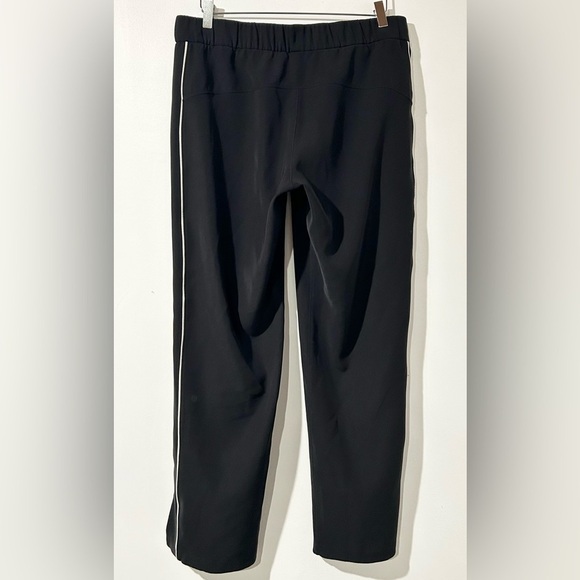 Lululemon On the Right Track Pant in Black / Light Ivory 10 - Picture 5 of 6